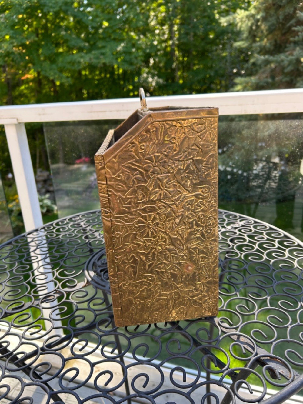 Vintage Embossed Brass Magazine Rack - Picture 4 of 9